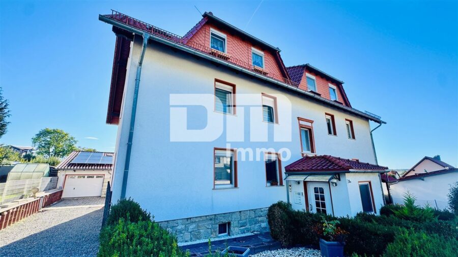 Vollvermietetes Dreifamilienhaus nach WEG geteilt mit Nebegebäude in Traumlage - Frontansicht Titel